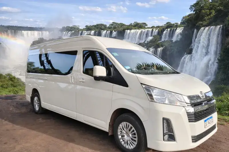 Interior de la van con asientos cómodos