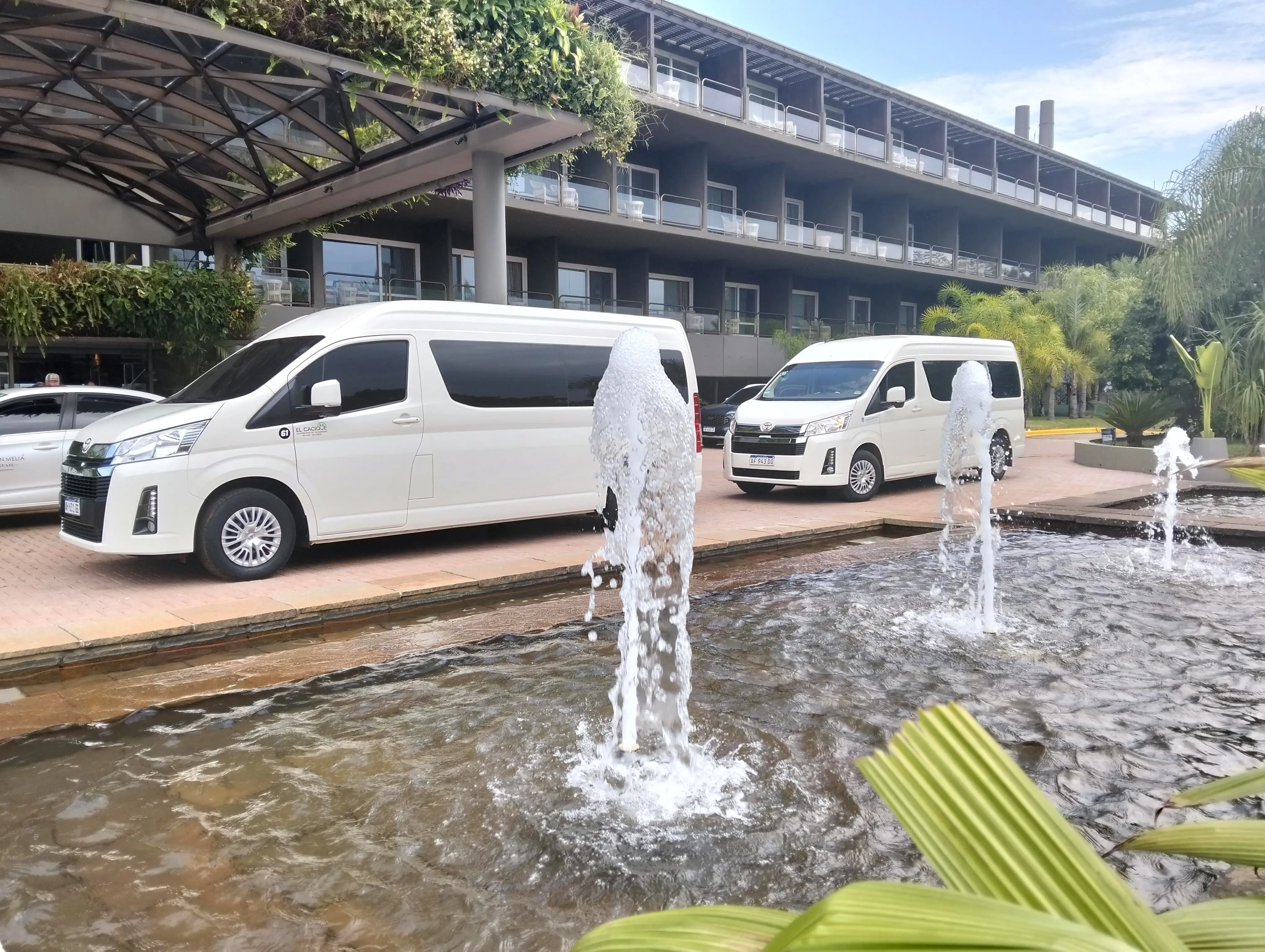 Vista frontal de la van de Iguazú Transfer