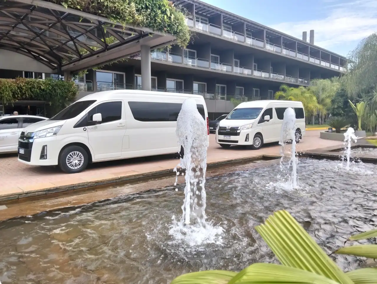 Vista frontal de la van de Iguazú Transfer